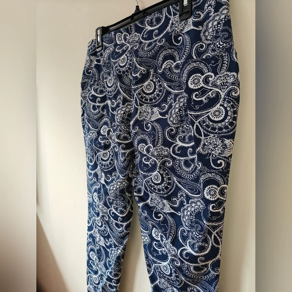 Chico’s Zenergy Size Large 12 Paisley Cropped Leggings Yoga Pants‎ Navy Blue - Picture 3 of 9